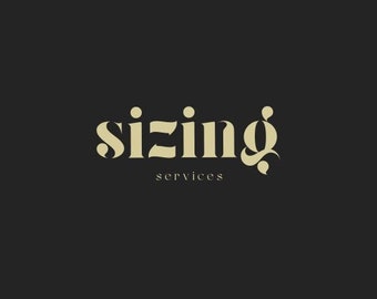 Könnte beinhalten: Eine dunkel anthrazitfarbene Grafik mit dem Wort sizing in einer großen, fetten, hellbeigen Serifenschrift mit stilisierten Schnörkeln an den Buchstaben, platziert über dem Wort services in einer kleineren, einfachen, hellbeigen serifenlosen Schrift.