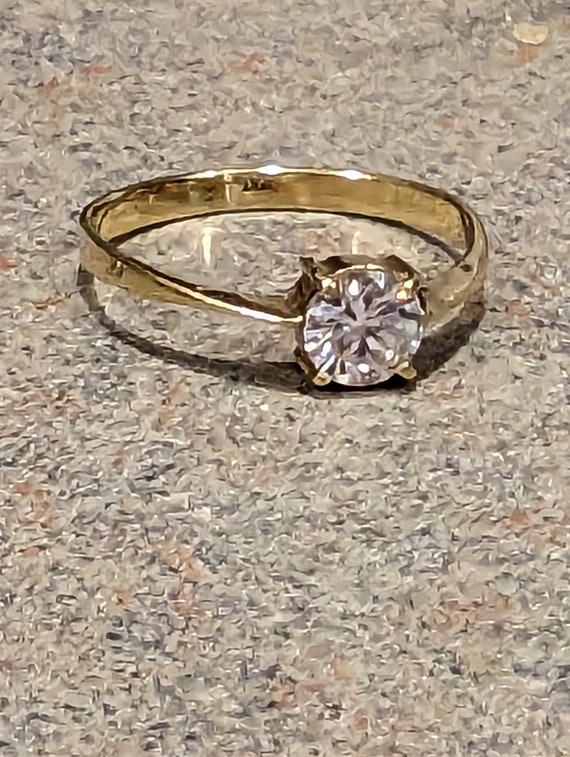 Ethical Minded Engagement Ring, Elegant & Timeless