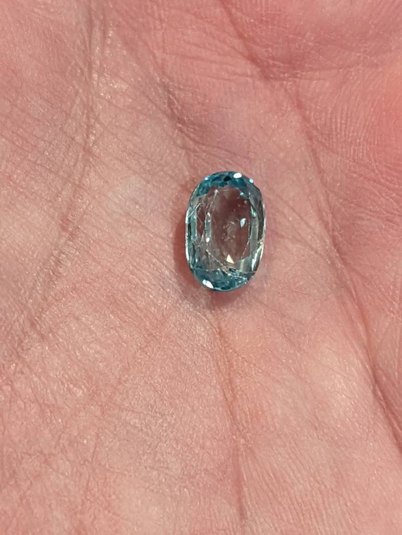 K&ouml;nnte beinhalten: Ein ovaler, blauer Edelstein mit Facettenschliff.