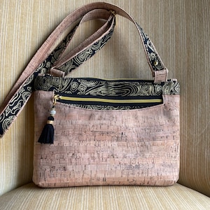Sac à bandoulière en liège, sac en liège tasselé, sac à main à tasselé végétalien, sac à bandoulière noir et or, sac à main supérieur à fermeture à glissière, crossbody en liège multi-poches