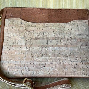 Bolso bandolera de corcho natural y caramelo, Bolso bandolera de corcho natural y caramelo, Bolso bandolera de corcho vegano, Monedero de corcho caramelo, Bolso de corcho