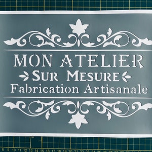 Puede incluir: Una plantilla blanca sobre un fondo gris con el texto "MON ATELIER SUR MESURE Fabrication Artisanale".