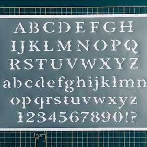 Estêncil Adesivo PVC Reutilizável 30 x 20 cm Alfabeto e Números Vintage (2 cm de altura por letra)