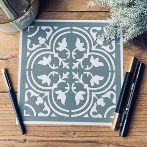 Wielorazowy szablon samoprzylepny z PVC, 20 x 20 cm. Kwiatowy wzór z płytek ceramicznych/cementowych. Dekoracja do domu, kuchni, łazienki i toalety.