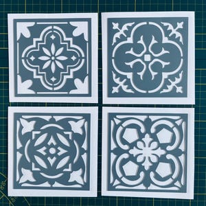 Set di 4 Stencil adesivi riutilizzabili in PVC 10 x 10 cm per vecchie piastrelle di cemento