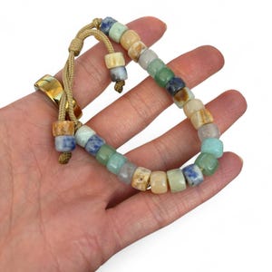 Verstelbare edelsteenkralenarmband: kleurrijke stapelarmband