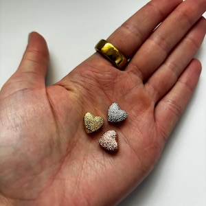 Coração texturizado banhado a ouro 11 mm Forte Bead Jóias Complementos Contas Forte banhadas a ouro 3 mm Furo Coração Conta para fazer joias Contas de coração de ouro