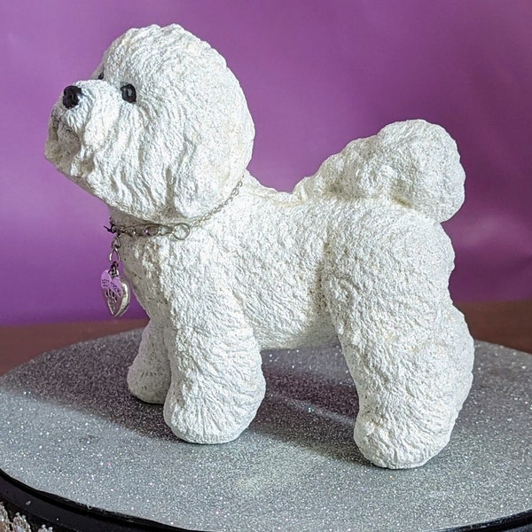 Statue de chien bichon frisé, dans un pelage spécial scintillant arc-en-ciel. Elle brille magnifiquement à la lumière. Statue commémorative du Bichon Frise