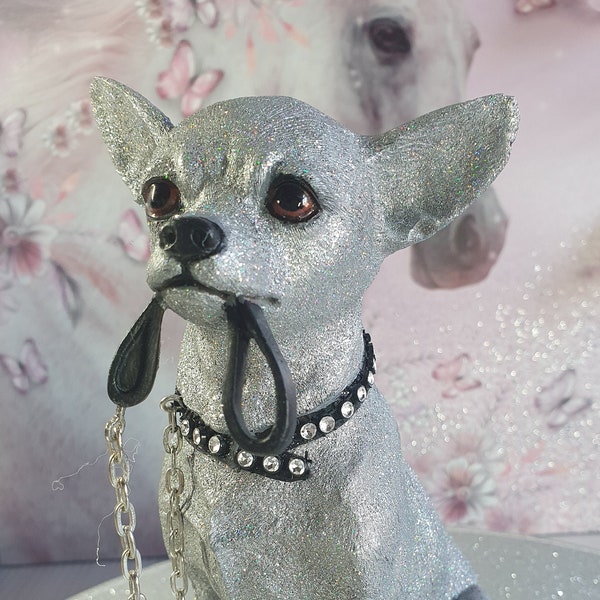 Chihuahua luxe zitbeeld, in glinsterend sprankelend zilver