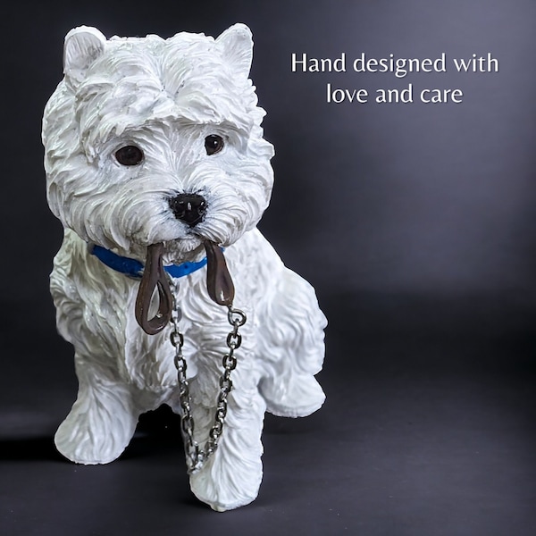 Statue de chien westie dans un magnifique pelage blanc brillant. Notre modèle « flocon de neige » avec col bleu. Choisissez la couleur du col et les badges sont disponibles