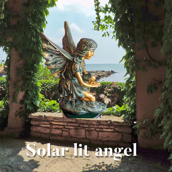 Schöne Engel Gartenstatue, Solar betriebenes Lichtdesign. Traumhaftes Engel Ornament mit Solar Beleuchtung. Engel Statue. Liebesengel Ornament