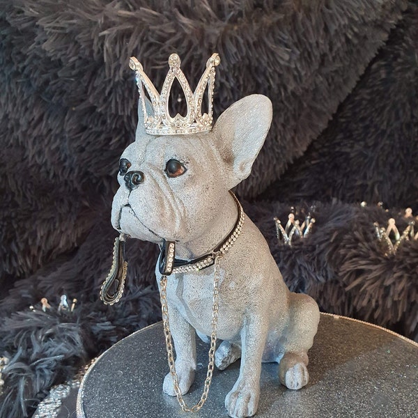 Französische Bulldogge-Statue in silbernem Glanz mit diamante Kristallhalsband und wahlweise einer atemberaubenden Krone.