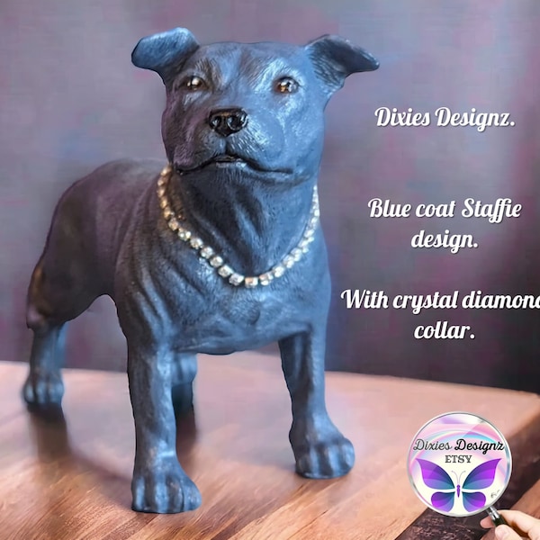 Statue de chien bull terrier du Staffordshire. Statue de staffie au manteau bleu avec col en cristal. Statue commémorative de staffie bleue avec option badges.