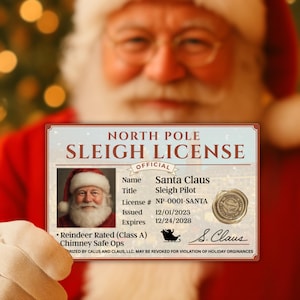 Puede incluir: Una licencia de trineo del Polo Norte en manos de Santa Claus. La licencia es beige con detalles en rojo y dorado, y presenta una foto de Santa. El número de licencia es NP-0001-SANTA, emitida el 01/12/2023 y caduca el 24/12/2028.