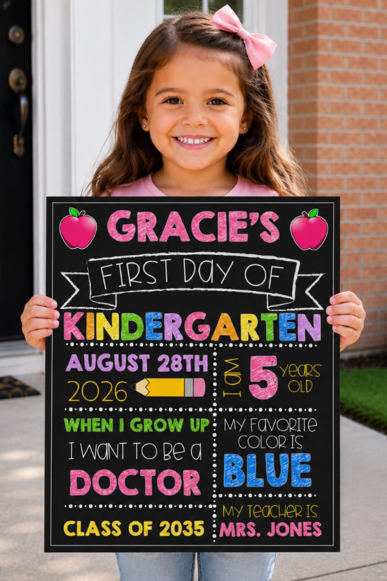 Op de afbeelding: Een zwart krijtbord met kleurrijke tekst en afbeeldingen met de tekst Gracie's First Day of Kindergarten, August 28th 2026, I am 5 years old, I want to be a doctor, my favorite color is blue, my teacher is Mrs. Jones en Class of 2035.