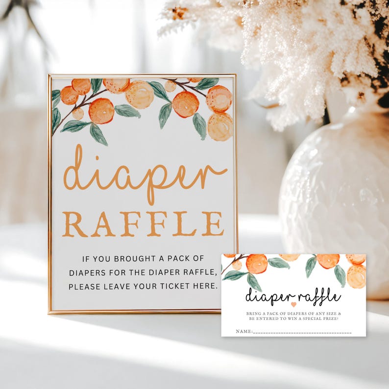K&ouml;nnte beinhalten: Ein Schild mit goldenem Rahmen und orangefarbenem Blumendesign, auf dem "diaper raffle" steht. Das Schild sagt "Wenn Sie eine Packung Windeln f&uuml;r die Windeltombola mitgebracht haben, lassen Sie bitte Ihr Ticket hier." Es gibt eine kleinere Karte mit dem gleichen orangefarbenen Blumendesign, auf der "diaper raffle" und "Bringen Sie eine Packung Windeln in jeder Gr&ouml;&szlig;e mit und nehmen Sie an der Verlosung eines Sonderpreises teil!" steht, mit einer Zeile f&uuml;r einen Namen.