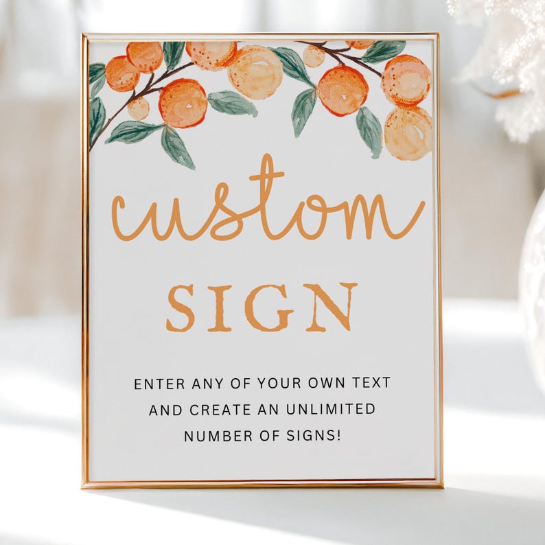 Op de afbeelding: Een wit bord met een gouden lijst en een aquarel-illustratie van sinaasappelbloesems. Het bord zegt "custom SIGN" en "ENTER ANY OF YOUR OWN TEXT AND CREATE AN UNLIMITED NUMBER OF SIGNS!"