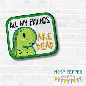 Puede incluir: Parche bordado con un diseño de dinosaurio verde y el texto "ALL MY FRIENDS ARE DEAD". El parche tiene un fondo blanco y un borde verde. Encima del parche hay una pancarta rosa con el texto "AUGUST 2025 MEGA BUNDLE."