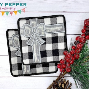 Puede incluir: Juego de tres tazas de cerámica con acabado mate moteado. Las tazas son de color crema, gris claro y gris oscuro. Cada taza tiene un diseño simple y minimalista.