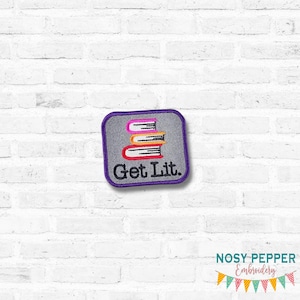 Op de afbeelding: Geborduurde patch met een grijze achtergrond en een paarse rand. De patch heeft een stapel van drie boeken in roze, oranje en rood. De woorden "Get Lit." zijn in zwart en rood onder de boeken geborduurd. De patch is vierkant.