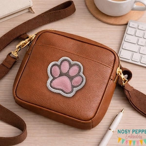 Könnte beinhalten: Handgefertigtes Holzschild mit dem Wort "Willkommen" in verspielter Schrift. Das Schild hat einen weißen, abgenutzten Hintergrund und einen dunkelbraunen Rahmen, ideal für eine Eingangstür. Das Schild ist etwa 30 cm breit und 15 cm hoch.