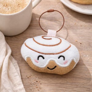 Puede incluir: Un juego de tres tazas de cerámica con un acabado moteado y mate. Las tazas son en tonos crema, gris y negro. Cada taza tiene un diseño simple y minimalista, ideal para café o té. Las tazas miden aproximadamente 10 cm de alto.