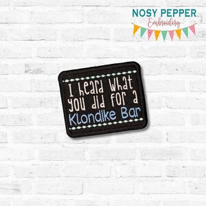 Peut inclure: Patch brodé noir avec des points blancs qui dit "J'ai entendu ce que tu as fait pour une barre Klondike".