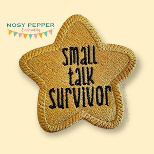 Puede incluir: Un parche bordado en forma de estrella dorada con el texto "small talk survivor" en hilo negro.