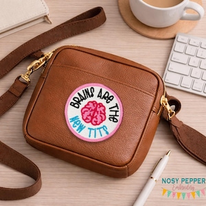 Puede incluir: Un juego de tres tazas de cerámica con un acabado mate moteado. Las tazas son de color crema, gris claro y gris oscuro. Cada taza tiene un diseño simple y minimalista y un asa redondeada.