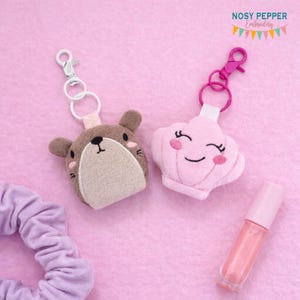 Otter en schelp pluche sleutelhanger borduurontwerpset (digitale download)