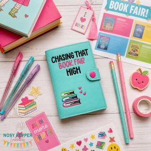 Peut inclure: Une couverture de livre turquoise avec le texte "CHASING THAT BOOK FAIR HIGH" et une pile de livres. L'image comprend également des stylos, des crayons, des autocollants et un marque-page avec "I BOOKS". Le thème est les livres et la lecture.