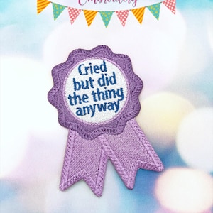 Puede incluir: Parche de hierro bordado en morado con un círculo blanco y el texto "Cried but did the thing anyway".