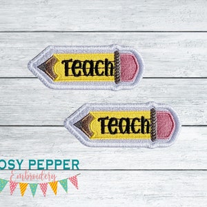 Könnte beinhalten: Zwei gelbe Bügeleisen-Aufnäher in Form eines Bleistifts mit dem Wort "Teach", das in schwarzem Faden gestickt ist. Die Aufnäher haben eine braune Bleistiftmine und einen rosa Radiergummi.