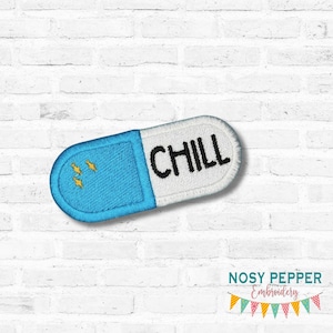 Op de afbeelding: Geborduurde patch in de vorm van een capsule, met een blauw gedeelte met drie gele sterren en een wit gedeelte met het woord "CHILL" in zwart. De patch is ontworpen om op stof te worden genaaid of gestreken.