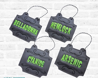 Peut inclure: Quatre étiquettes en tissu gris avec des boucles en ficelle noire et blanche. Chaque étiquette porte un mot différent en vert : Belladonna, Hemlock, Cyanide et Arsenic. Les étiquettes ont une bordure noire décorative, sur un mur de briques blanches.