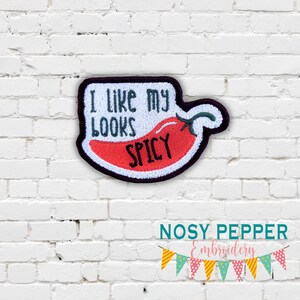 Könnte beinhalten: Roter gestickter Bügel-Patch mit einer Chilischote und dem Text "Ich mag meine Looks scharf".