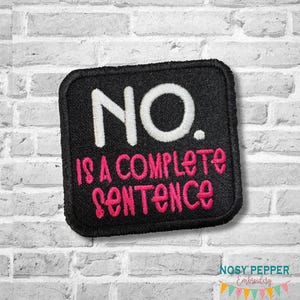 Può includere: Toppa quadrata nera con la scritta bianca "NO." sopra la scritta rosa "IS A COMPLETE SENTENCE". La toppa ha un bordo nero ed è posta su un muro di mattoni bianchi. La toppa è un articolo ricamato.