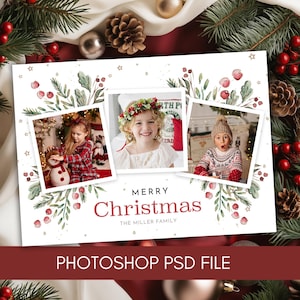 Puede incluir: Un diseño de tarjeta de Navidad con tres fotos enmarcadas de niños, decoradas con ilustraciones de acuarela de bayas y hojas. Las palabras "MERRY Christmas" están en rojo, con "THE MILLER FAMILY" debajo. La parte inferior de la tarjeta dice "PHOTOSHOP PSD FILE".