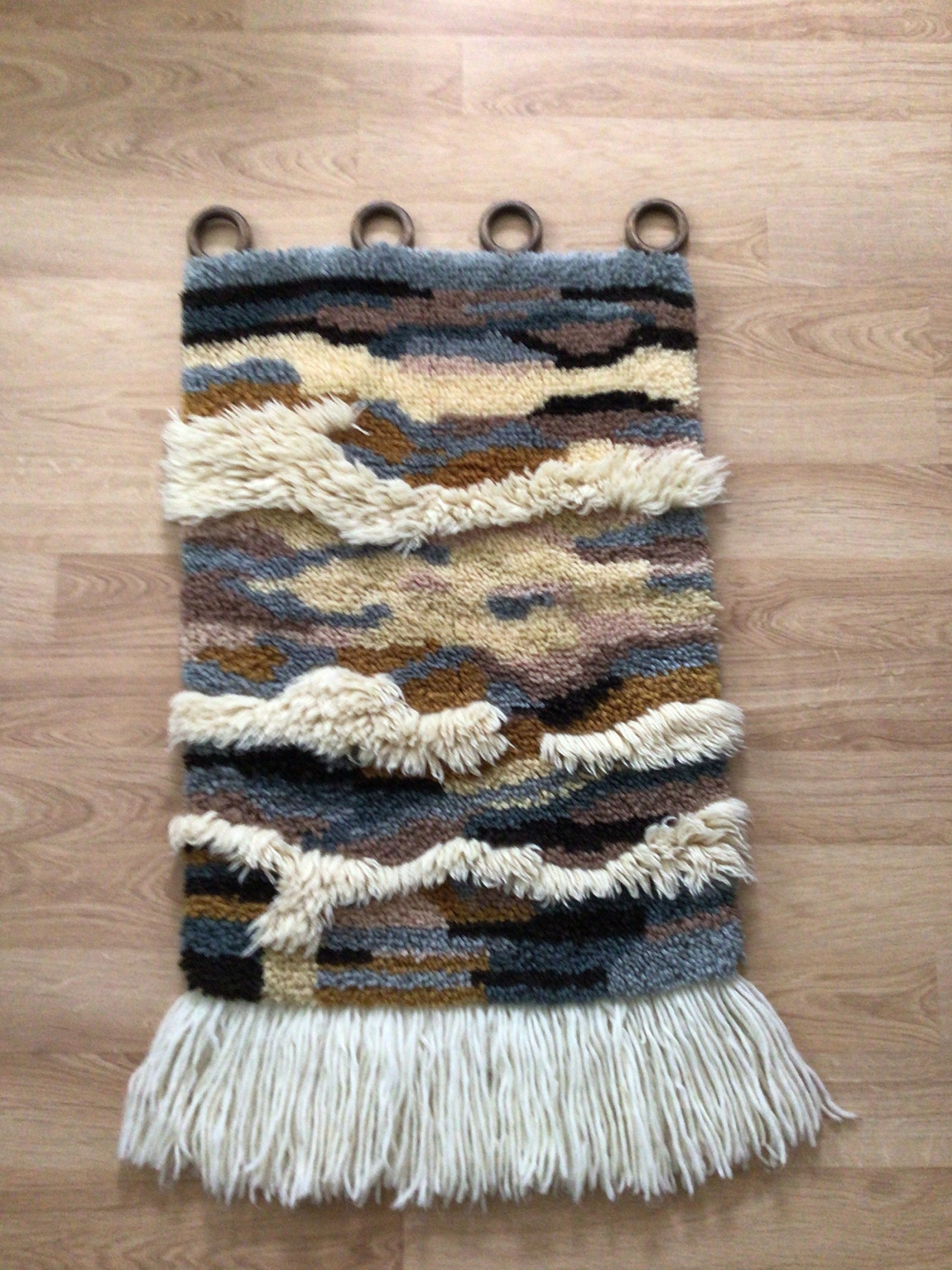 Beautiful wool round 70 wool rug carpet, Rugs, Carpets & Runners, Mississauga / Peel Region