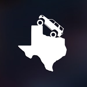 Pode incluir: Gráfico branco de um SUV a subir um penhasco, contra o contorno do estado do Texas. O design está sobre um fundo escuro e gradiente, sugerindo aventura e off-road.