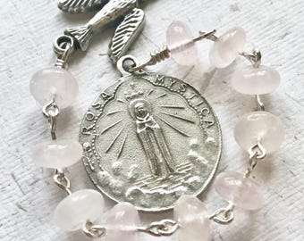 Rosario Rosa Mística del Espíritu Santo: Nuestra Señora Mater Ecclesiae, Virgen María, Cuentas de cuarzo.