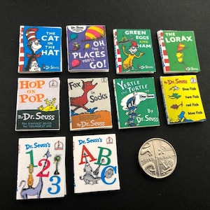 Miniatur Dr. Seuss Bücher x 10. 1:12 für Puppenhaus. Katze im Hut Buch, Grüne Eier und Schinken Buch, Das Lorax Buch