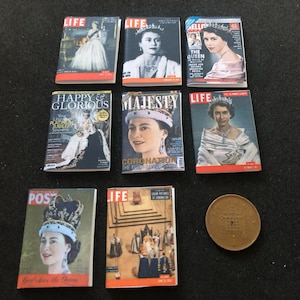 Könnte beinhalten: Eine Sammlung von Vintage-Magazinen mit Bildern von Königin Elisabeth II. Die Magazine umfassen LIFE, HELLO, MAJESTY und HAPPY & GLORIOUS. Die Titelseiten zeigen Fotos der Königin in verschiedenen Umgebungen, darunter ihre Krönung und andere königliche Ereignisse.