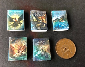 Libros en miniatura de Percy Jackson X 5. Escala 1:12 para casa de muñecas.