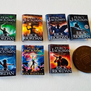 Miniaturas de livros de Percy Jackson Novo design X 7. 1:12 para casa de bonecas.