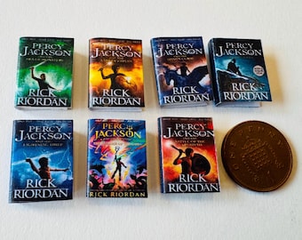 Libros en miniatura de Percy Jackson. Nuevo diseño X 7. Escala 1:12 para casa de muñecas.