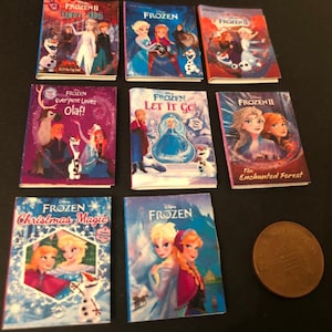 以下が含まれることがあります： ディズニー映画「アナと雪の女王」のキャラクターが登場する、ミニチュアのペーパーバック9冊のセットです。本は、エルサ、アナ、オラフ、クリストフの画像が描かれたカラフルな表紙です。タイトルには、「アナと雪の女王2」、「アナと雪の女王」、「アナと雪の女王 オラフ大好き」、「アナと雪の女王 Let It Go」、「アナと雪の女王2 魔法の森」、「アナと雪の女王 クリスマスマジック」、「アナと雪の女王」があります。