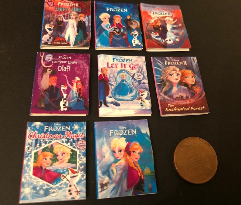以下が含まれることがあります： ディズニー映画「アナと雪の女王」のキャラクターが登場する、ミニチュアのペーパーバック9冊のセットです。本は、エルサ、アナ、オラフ、クリストフの画像が描かれたカラフルな表紙です。タイトルには、「アナと雪の女王2」、「アナと雪の女王」、「アナと雪の女王 オラフ大好き」、「アナと雪の女王 Let It Go」、「アナと雪の女王2 魔法の森」、「アナと雪の女王 クリスマスマジック」、「アナと雪の女王」があります。
