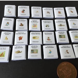 Puede incluir: Una colección de 18 libros en miniatura con las clásicas historias infantiles de Beatrix Potter. Los libros están dispuestos en tres filas de seis, con una moneda de un penique británico para la escala. Los títulos incluyen "The Tale of Peter Rabbit", "The Tale of Two Bad Mice", "The Tale of Mrs. Tiggy-Winkle", y más.