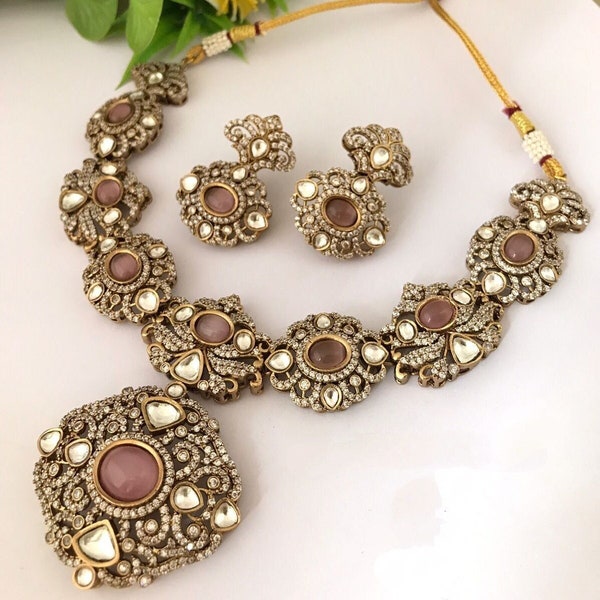 Collier Kundan Polki de style victorien inspiré de Sabyasachi avec boucles d'oreilles assorties • Ensemble de longs colliers indiens • Rani Haar • Collier victorien •